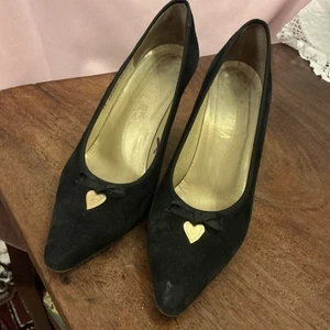 Vtg Carvela black suede high-heeled court shoe + a gold-toned heart charm Size 5 - Picture 1 of 9