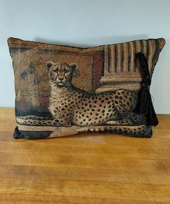 Almohada con acento de guepardo. 11 pulgadas x 17 pulgadas. Foto 1 de 4