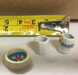 Puppenhaus Miniatur Baby Schale und Becher und extra Becher Metall emailliert Bär - Bild 1 von 3