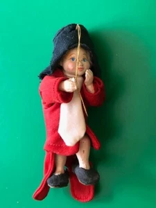 Vintage Porzellan Biskuit Mädchen Puppe spielt Verkleiden mit großer Kleidung Ornament - Bild 1 von 10