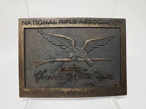 Vintage NRA Gürtelschnalle Amerika gegründet von Waffenbesitzern Adler Gewehr Messing USA - Bild 1 von 6