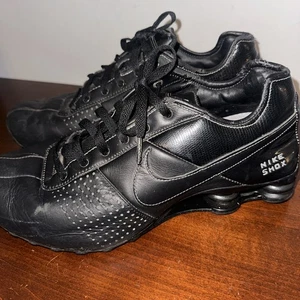 2011 NIKE SHOX DELIVER TRIPLE BLACK RUNNING SHOES Size 10 - Picture 1 of 10