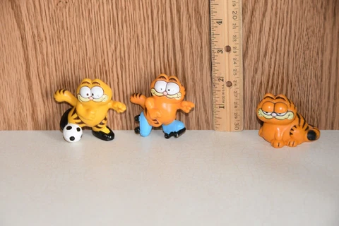 Lot of 3 Vintage Garfield Figures Soccer Roller Skating Sitting Cover