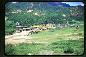 Blick über ein Dorf in Korea in den 50er Jahren, Kodachrome Dia an25b - Bild 1 von 2