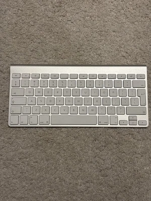 Apple Kabellose Bluetooth englische (QUERTY) Tastatur - Silber (A1314)  - Bild 1 von 2