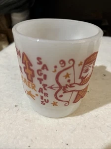 Vintage. ANKER HOCKING FEUERKÖNIG MILCHGLAS SCHÜTZE STERNZEICHEN TASSE - Bild 1 von 6