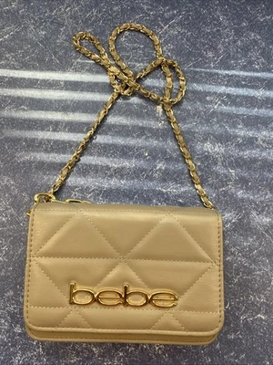 Bolso Bandolera Bebe Bronceado con Detalles Dorados y Tachuelas, Correa Ajustable Foto 1 de 4