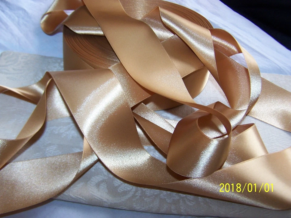 ANCIEN RUBAN EN SATIN DOUBLE FACE. SPLENDIDE. HAUT DE GAMME. Doré. N°116 - Photo 1/1