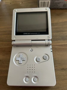 Nintendo Game Boy Advance SP Silber Handheld-Spielkonsole - Bild 1 von 9