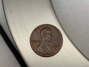 1982-D Lincoln Memorial Small Date Penny. Misaligned strike. Filled in mint mark - Picture 1 of 2