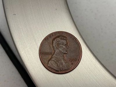 1982-D Lincoln Memorial Small Date Penny. Misaligned strike. Filled in mint mark - Image 1 of 2