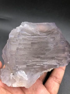 Hermosa piedra preciosa natural 648 g fluorita blanca con matriz cristal mineral - Imagen 1 de 16