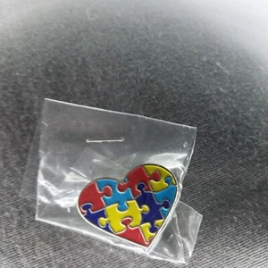 Autismo Neurodiversità Puzzle a Forma di Cuore Metallo Bavero Gilet Cappello Giacca Spilla NUOVO - Foto 1 di 2