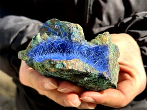 310g seltene Höhlenexemplare aus blauem Eisenerz mit Kristallmineralien.3103 - Bild 1 von 11