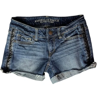 Pantalones cortos de mezclilla American Eagle para mujer talla 2 detalle trenzado puño enrollado desgastado Foto 1 de 4