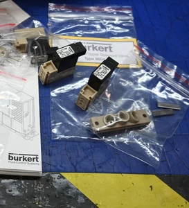Burkert 6604T0.6CC,PVAK-3BAR 24V 1.5W Micro 3/2 Solenoid Flipper Valve (3-port) - Picture 1 of 15