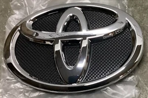 12-17 TOYOTA CAMRY FRONT RADIATOR GRILLE EMBLEM LOGO .. Genuine OEM Part - Picture 1 of 2