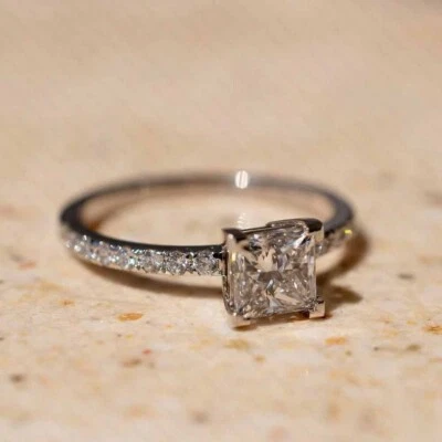 Anillo de compromiso solitario moissanita corte princesa 1,96 quilates chapado en oro blanco de 14 quilates Foto 1 de 4