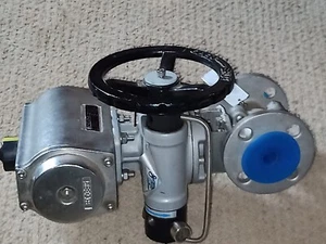 Válvula de bola con brida de puerto completo de 1" en línea con actuador y rueda de mano, SS 305OKV211 - Imagen 1 de 10