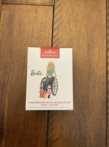 2023 Hallmark Andenken Ornament Barbie Fashionista mit Rollstuhl KOSTENLOSER VERSAND - Bild 1 von 1