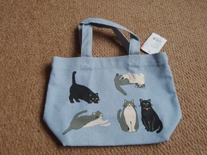 bolso de mano lona azul con diseño gato frontal, dos asas, con etiquetas. - Imagen 1 de 5