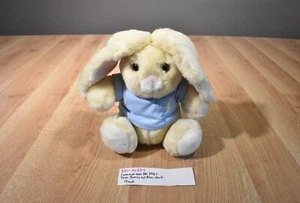 Commonwealth hellbraun Hase Kaninchen in blau Shirt 1987 Plüschtier (310-1023-1) - Bild 1 von 6