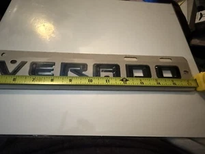 Chevrolet Silverado 2020-2025 negro brillante placa de puerta lateral/trasera OEM GM elevada - Imagen 1 de 2