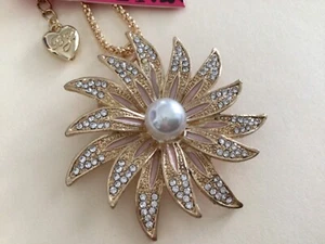 Betsey Johnson Neu mit Etikett Halskette/Brosche Blume Anhänger Kunstperlen in der Mitte Kristalle - Bild 1 von 6