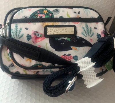 BOLSO LILY BLOOM OCEAN TURTLES PARKER XBODY KARMA BLOOM HECHO DE PLÁSTICO RECICLADO Foto 1 de 3
