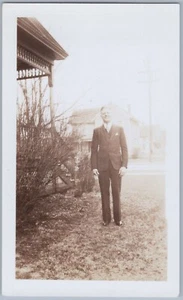 Hombre Dapper en traje de 3 piezas soportes en patio al lado de casa, foto antigua sepia - Imagen 1 de 2