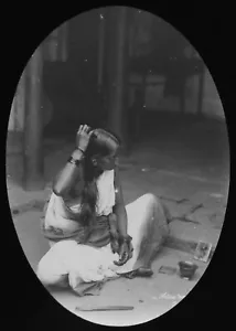 Photo YOUNG INDIAN WOMAN COMBING HER HAIR INDIA C1910 Magic Lantern Slide - Picture 1 of 5