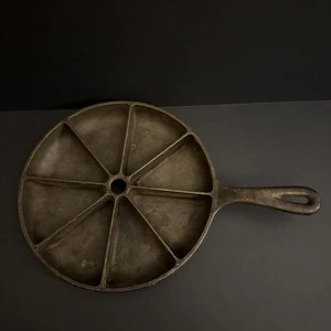 Vintage Lodge? Cast Iron Cornbread Skillet 9" Divided 8 Slice Pan D 8 CB 8CB - Picture 1 of 8