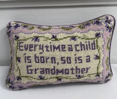 Almohada pequeña punta de aguja de colección cada vez que nace un niño, así es una abuela de terciopelo Foto 1 de 4