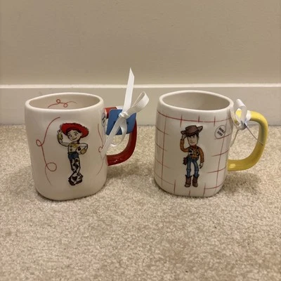Rae Dunn Disney Toy Story Woody Jessie Amarillo Rojo Cerámica Café Taza Té Taza Lote Foto 1 de 4