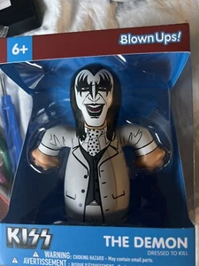 ¡Explosiones de Gene Simmons! Muñeca Bobble KISS The Demon Dressed To Kill nueva en caja - Imagen 1 de 14