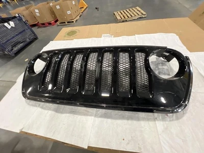 Used Front Grille fits: 2021 Jeep Wrangler VIN X 6th digit JL body w/grille inse Foto 1 de 4