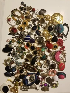 Lotto di 135 orecchini singoli vintage pendenti perno cerchio senza clip - Foto 1 di 6