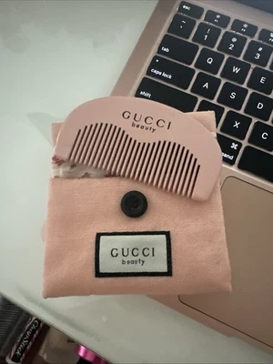 Peine pequeño Gucci Beauty con bolsa floral rosa Foto 1 de 4