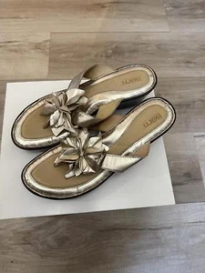 Born New Without Box Gold Leather Floral Wedge Sandal Women's 10 Thong  - Bild 1 von 3