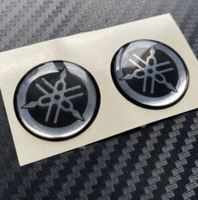 2 Adesivi 3M Resinato 3D da 25mm Diapason Emblema Yamaha TMAX T MAX Moto LOGO - Immagine 1 di 3