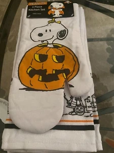 Peanuts Snoopy and Gang Halloween 3 Piece Kitchen Set NWT Mitt and Towels - Picture 1 of 3