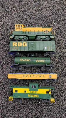 MTH Railking Reading Diesel Switcher SW-1500 Freight set with smoking caboose! - Image 1 of 4