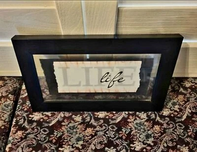 Letrero con marco negro colgante en la pared con cuadro palabras inspiradoras de vida con vidrio... Foto 1 de 2