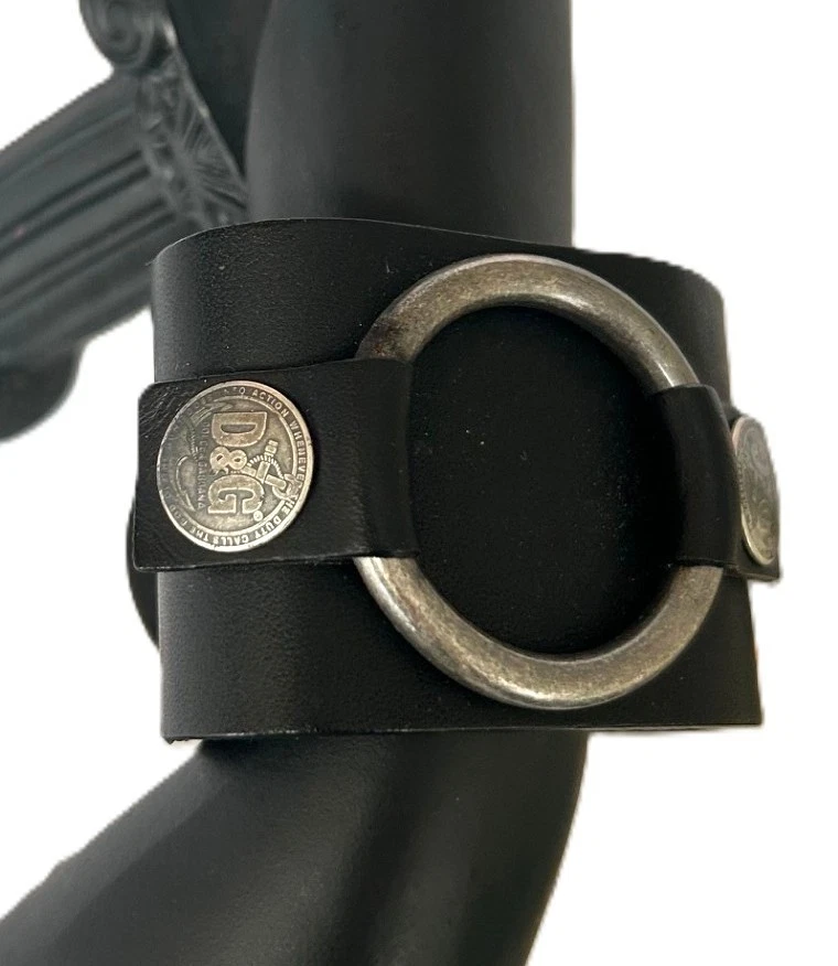 Brazalete de cuero negro Dolce & Gabbana unisex vintage con monedas de metal plateado Foto 1 de 4