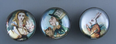 CRYSTAL DOME PICTURE BUTTON - ALICE IN WONDERLAND - Image 1 of 3