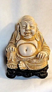Principios 20c CHINO BLANCO SENTADO FELIZ BUDDHA EN SOPORTE DE MADERA TALLADA - Imagen 1 de 7