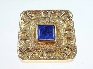 Bella clip da spina Louis Feraud metallo dorata con pietra blu firmata 1970 - Foto 1 di 6