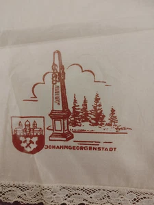 DDR JOHANNGEORGENSTADT SOUVENIR COPERTA CON BORDO ALL'UNCINETTO JOHANNGEORGENSTADT in confezione originale - Foto 1 di 2