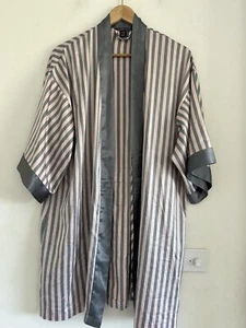 Bata kimono satinada con volantes rosa/gris Victoria’s Secret talla: M/L sin corbata en la cintura - Imagen 1 de 7