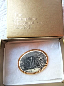 MUSEUM OF FINE ARTS SIGNED SCRIMSHAW CAT PIN BROACH VTG NIB GOLD TONE OVAL - Picture 1 of 7